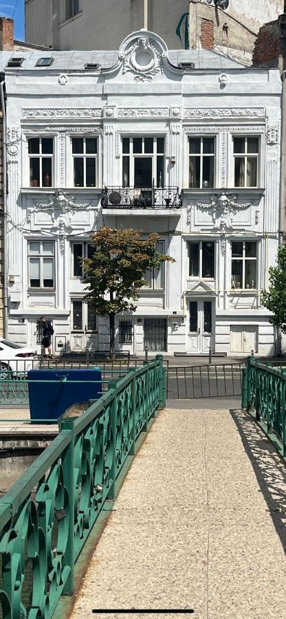 Old Town Napoleon Crib Apartment Bukares Bagian luar foto
