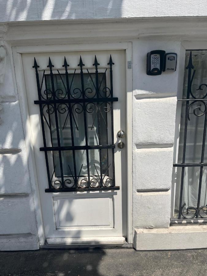 Old Town Napoleon Crib Apartment Bukares Bagian luar foto
