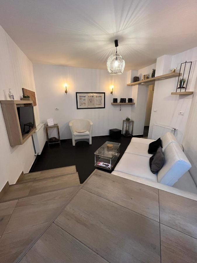 Old Town Napoleon Crib Apartment Bukares Bagian luar foto