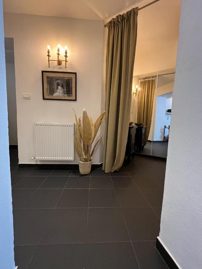 Old Town Napoleon Crib Apartment Bukares Bagian luar foto