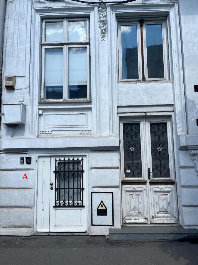 Old Town Napoleon Crib Apartment Bukares Bagian luar foto