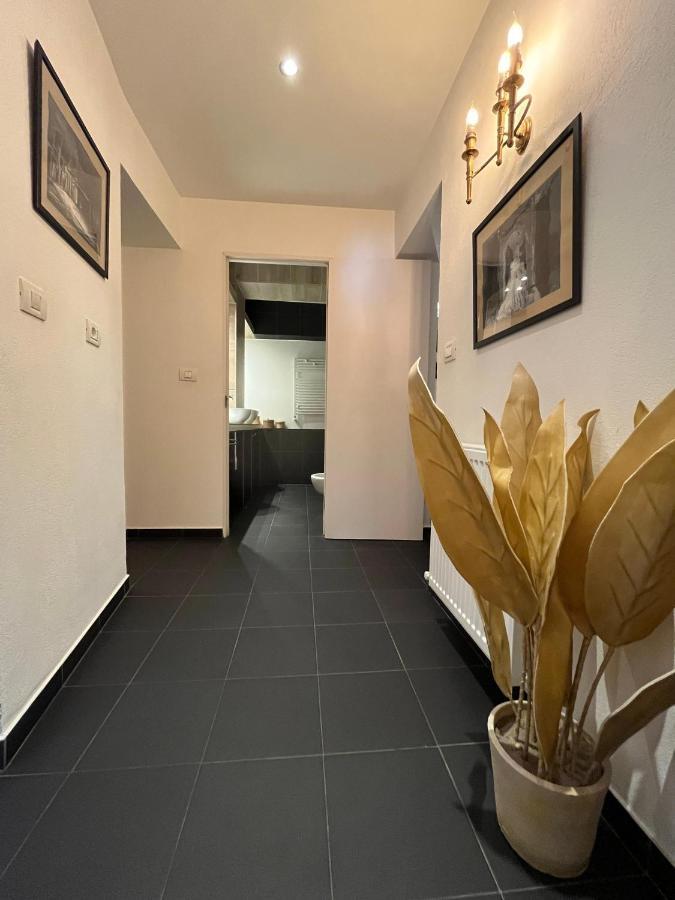 Old Town Napoleon Crib Apartment Bukares Bagian luar foto